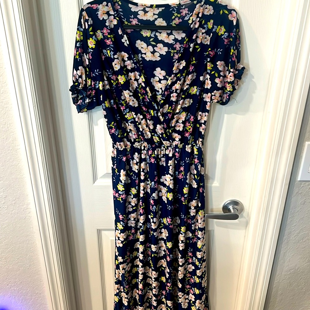 Elegant Maxi Dress- Floral Pattern size M ( no label)